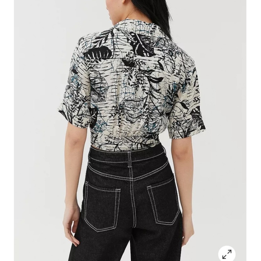 URBAN OUTFITTERS Fawn Printed Tie Front Crop Top in Black Motif - Picture 3 of 16